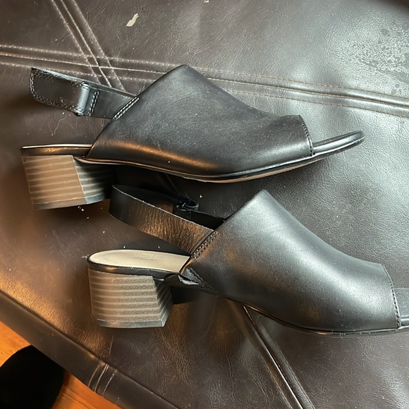 Clark’s leather open toe sandals. - Picture 5 of 7